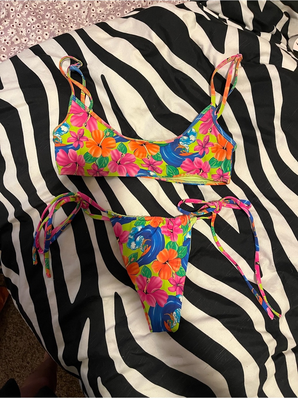 Frankie’s bikinis Hawaiian suit set!